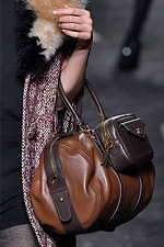 ミュウミュウ 2019年秋冬コレクション - ケープを脱ぎ捨てれば花々が咲く楽園が広がっている｜写真107