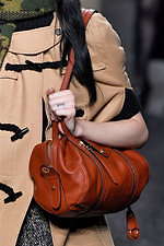 ミュウミュウ 2019年秋冬コレクション - ケープを脱ぎ捨てれば花々が咲く楽園が広がっている｜写真108