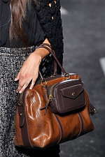 ミュウミュウ 2019年秋冬コレクション - ケープを脱ぎ捨てれば花々が咲く楽園が広がっている｜写真109