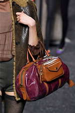 ミュウミュウ 2019年秋冬コレクション - ケープを脱ぎ捨てれば花々が咲く楽園が広がっている｜写真110