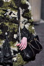 ミュウミュウ 2019年秋冬コレクション - ケープを脱ぎ捨てれば花々が咲く楽園が広がっている｜写真111