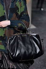 ミュウミュウ 2019年秋冬コレクション - ケープを脱ぎ捨てれば花々が咲く楽園が広がっている｜写真112