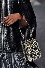 ミュウミュウ 2019年秋冬コレクション - ケープを脱ぎ捨てれば花々が咲く楽園が広がっている｜写真113