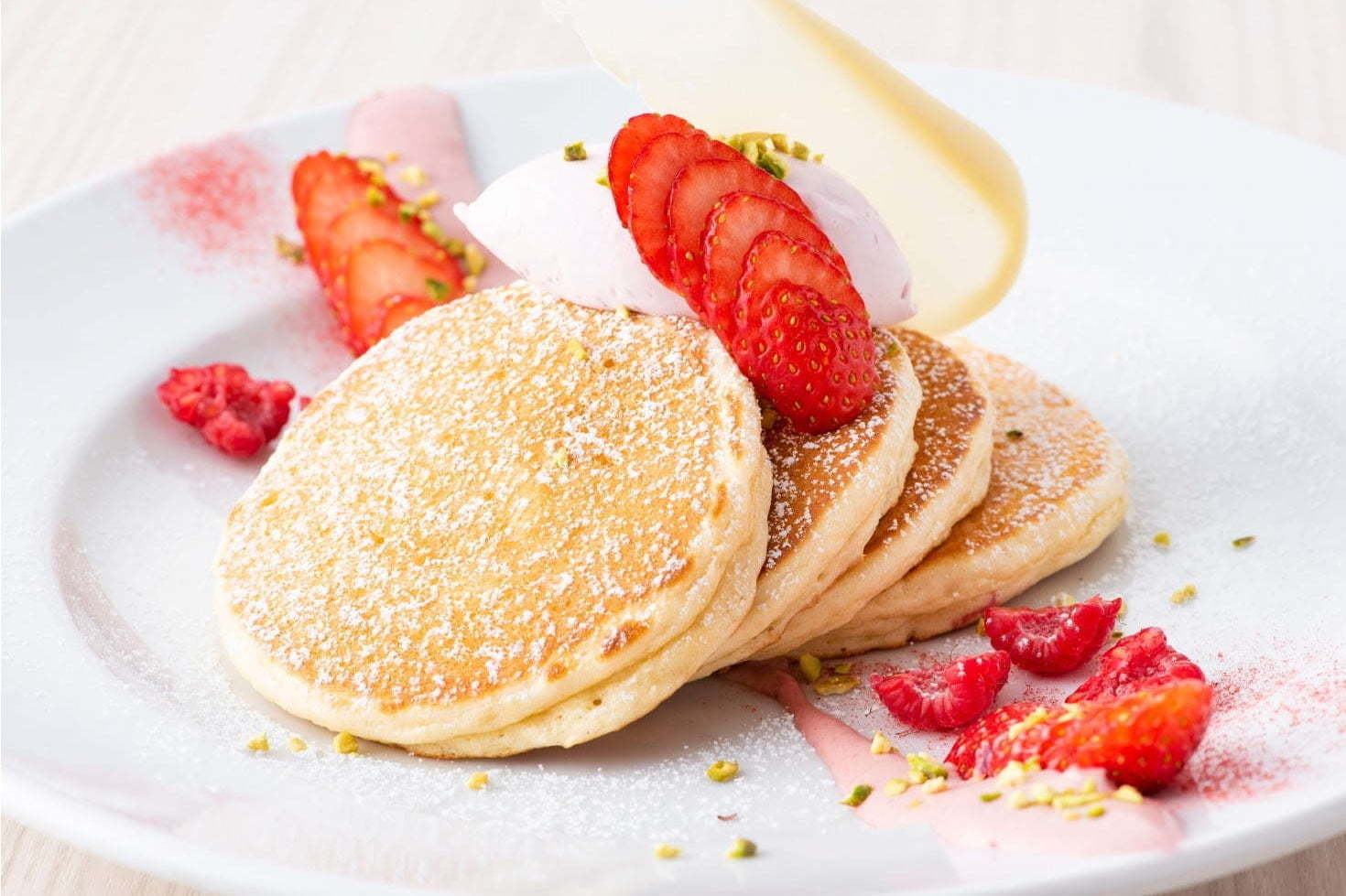 サラベス「いちごのティラミスパンケーキ」ふわふわ食感のパンケーキ＆苺×チーズのクリーム