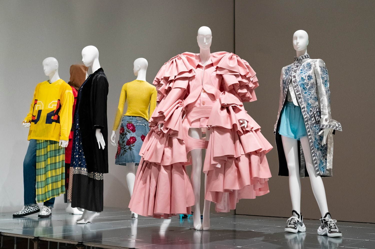 前列左から) ファセッタズム、マルタン・マルジェラ、コム デ ギャルソン、ルイ・ヴィトン