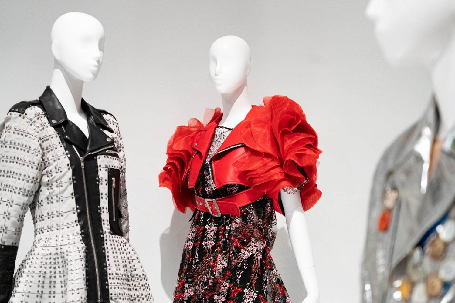 左から) ユイマナカザト 2017年秋冬 作家蔵、ジュンヤ ワタナベ コム デ ギャルソン 2012年春夏、
ヘルムート・ラング 2004年春夏 ヘルムート・ラング寄贈