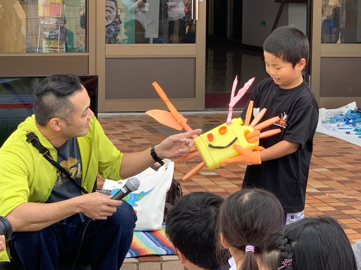 スターバックス コーヒー 沖縄本部町店 - 琉球松テーブルや漂流物アート設置の地域特化店舗｜写真4