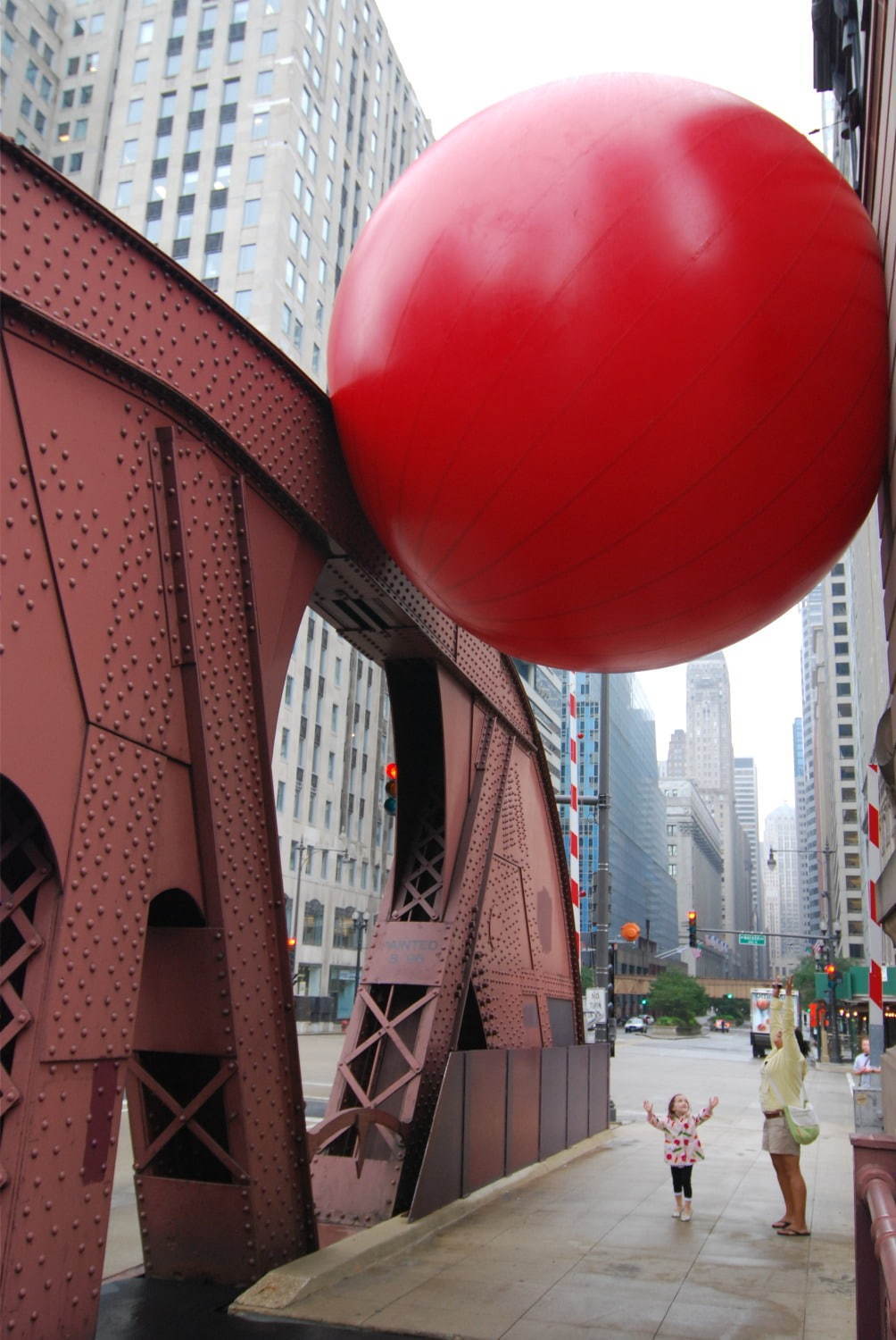 「六本木アートナイト2019」バルーン彫刻《フルーツ・ツリー》や街中を移動する巨大"レッドボール"｜写真9