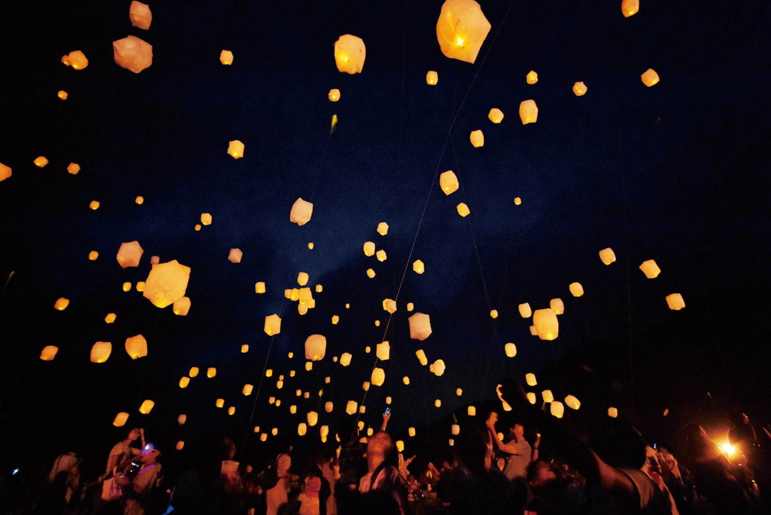 約500個のランタンが夜空を舞う「スカイランタンナイトin 南伊豆」初開催｜写真1