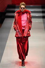 ユキ トリヰ インターナショナル 2019年秋冬コレクション - “洗練”を忘れない女性たちの日常｜写真1