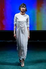 アカリミヤヅ 2019秋冬コレクション、無垢な少女が傷つきながら見つけた答えとは？｜写真8