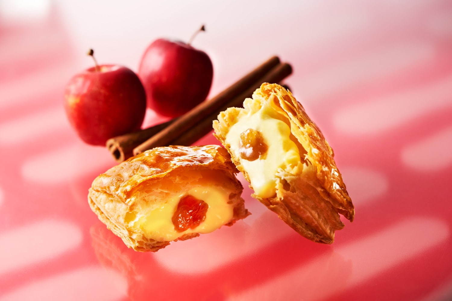 パブロ「パリパリとろけるパブロパイ ‐シナモンアップル味」チーズクリーム＆アップルジャム | 写真