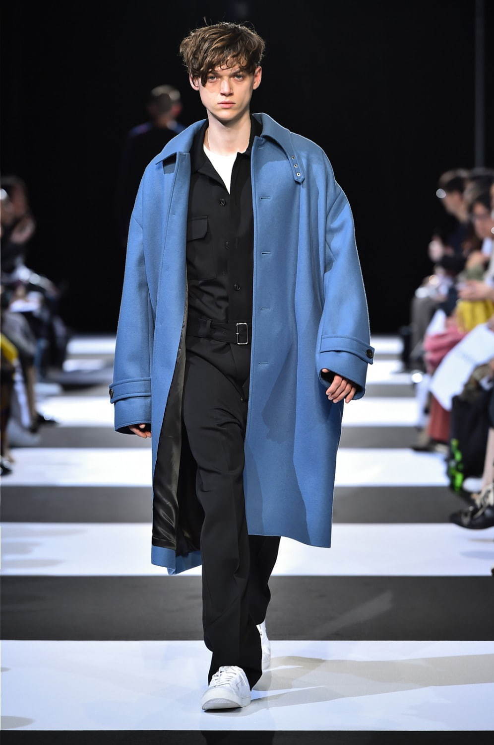 写真10 42 メンズ 青のステンカラーコートを使ったコーディネート着用 コレクションルックギャラリー ファッションプレス