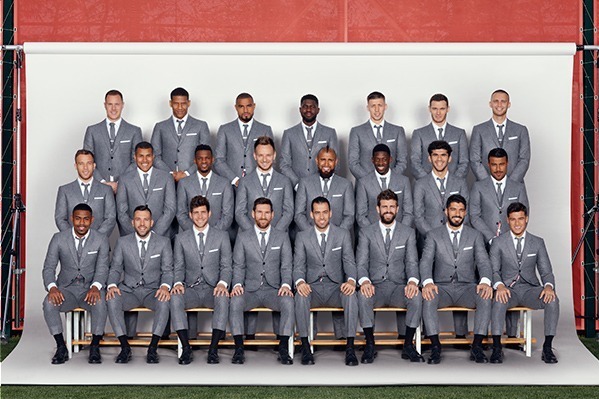 ユニフォーム(制服)｜メッシらがトム ブラウンのスーツを着用、FC バルセロナの公式チームポートレート