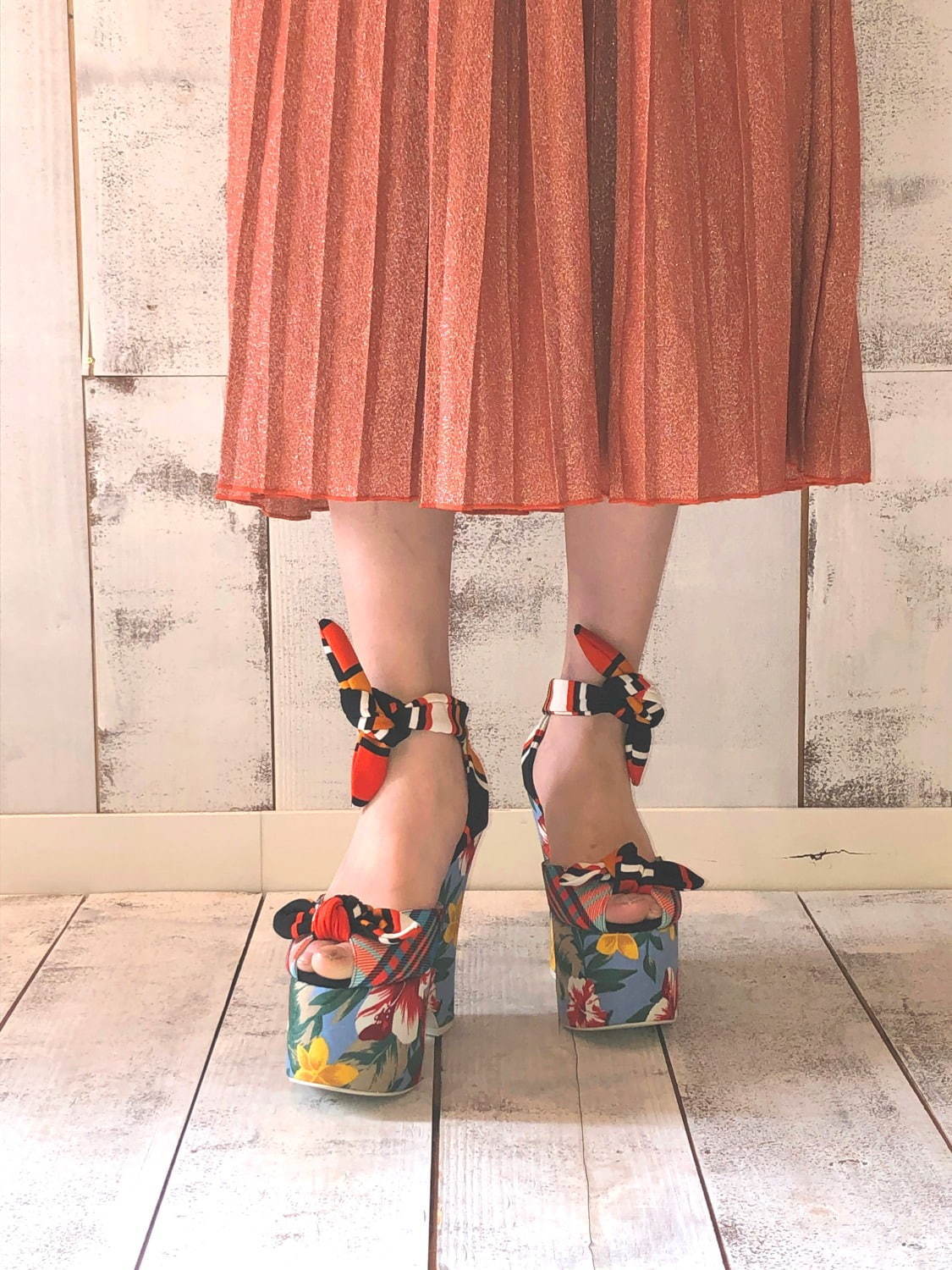 ジェフリーキャンベル(Jeffrey Campbell) 花柄厚底ソールサンダル｜写真2