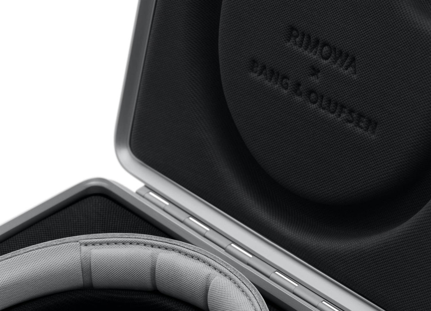 RIMOWA リモワ　バンアンドオルフセン　ヘッドホン　bang&olufsen Rimowa And Bang & Olufsen Have Made A Sleek Pair of