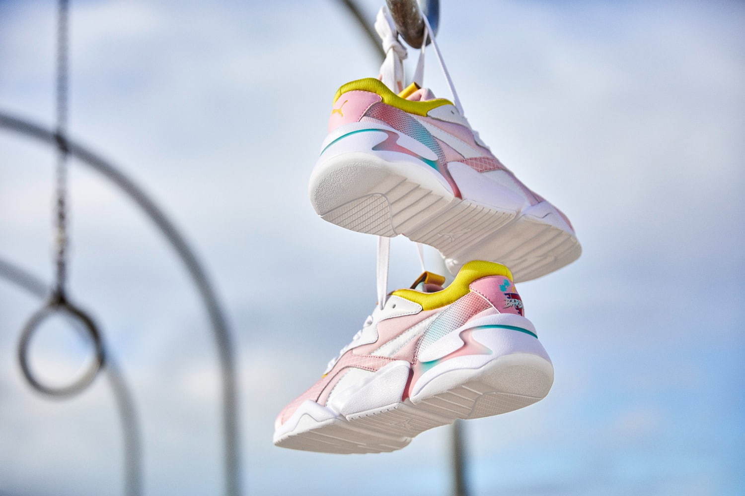 【国内即発】PUMA プーマ NOVA × BARBIE WNS スニーカー プーマ「バービー」とコラボスニーカー、鮮やかなグラフィック