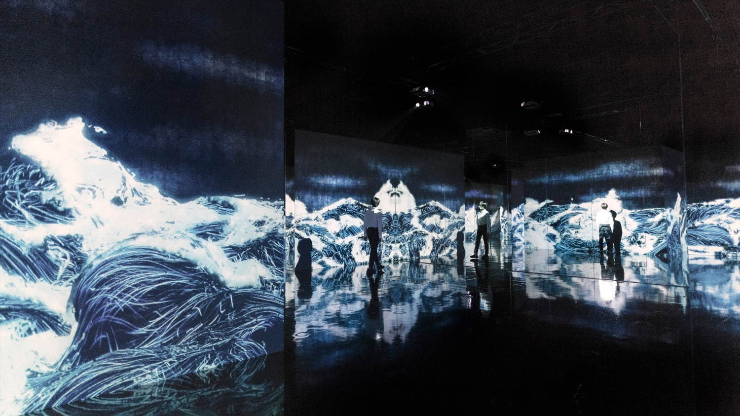 金沢21世紀美術館でチームラボの個展 - 作品と来場者が一体化する“波”や“花”のインスタレーション｜写真2
