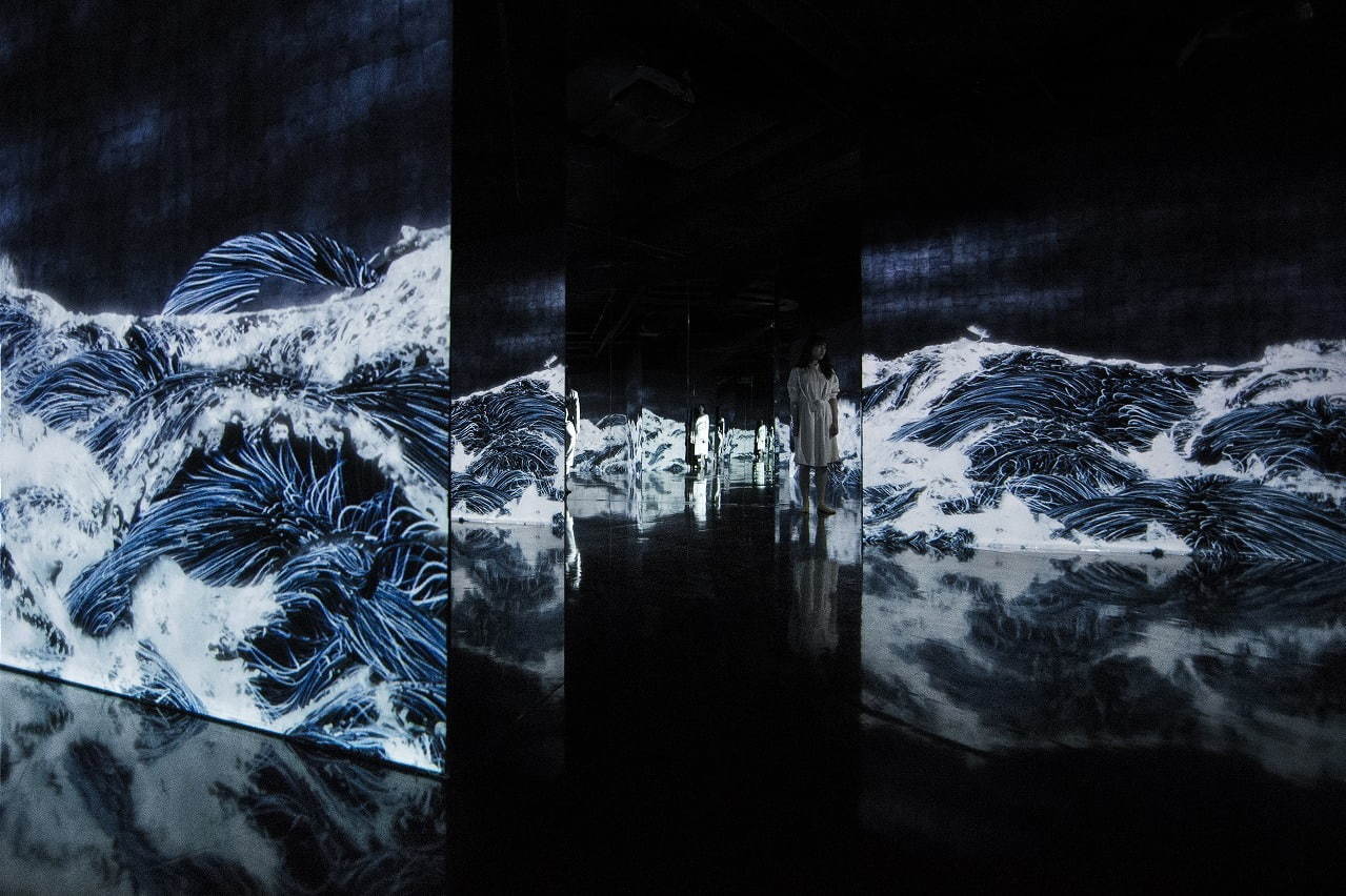 金沢21世紀美術館でチームラボの個展 - 作品と来場者が一体化する“波”や“花”のインスタレーション｜写真9