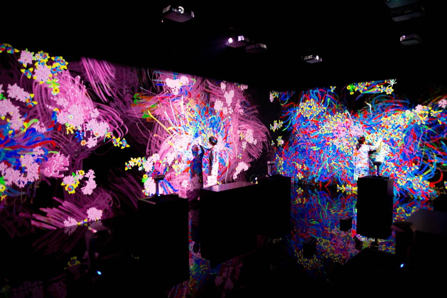 金沢21世紀美術館でチームラボの個展 - 作品と来場者が一体化する“波”や“花”のインスタレーション｜写真5
