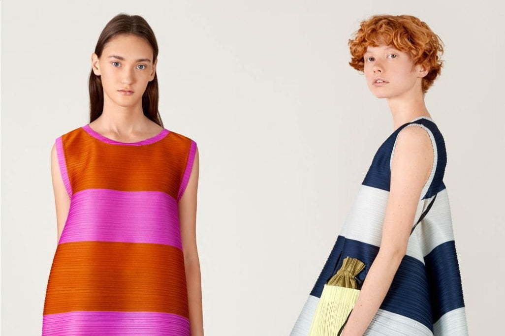 プリーツ プリーズ イッセイ ミヤケの新作ウェア、溶けていく金属の様子をプリントしたワンピース