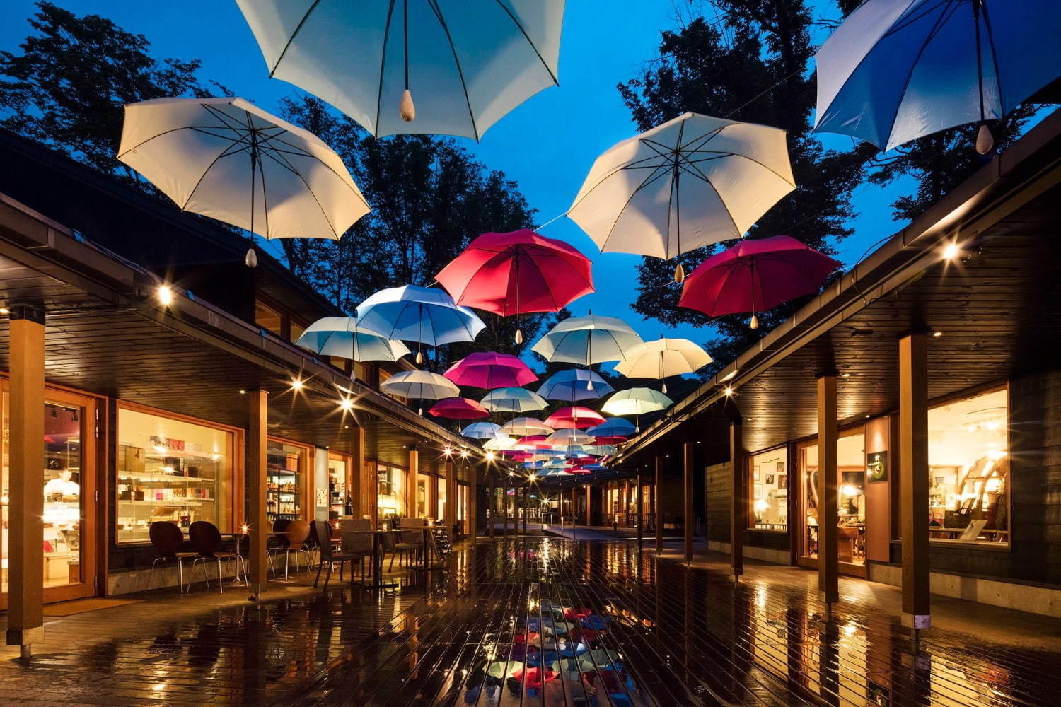 星野リゾート、カラフルな傘で空を彩る“梅雨限定イベント”軽井沢＆山梨で開催｜写真1