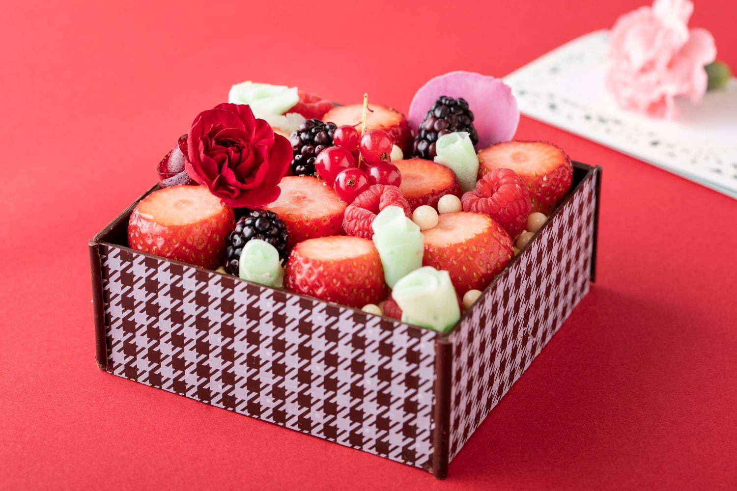 ヒルトン東京「スイーツ・ブーケ」ホワイトチョコのカーネーションを飾ったムースケーキ｜写真4