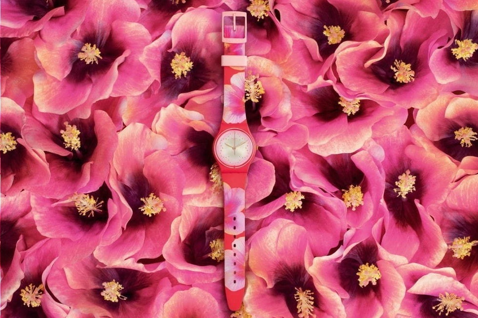 スウォッチ“母の日”に向けた腕時計 - ハイビスカスをベルトにプリントした華やかな1本