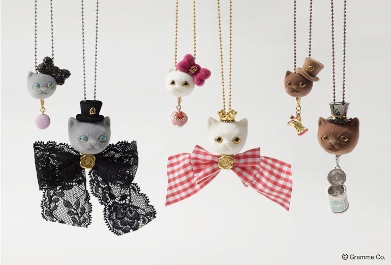 Vanilla Cat/Sesame Cat/Chocolate Cat Necklace 各16,000円+税
Vanilla Cat/Sesame Cat/Chocolate Cat Necklace(S) 各13,000円+税
Beans Soup Can Charm 9,000円＋税
Gingham Check Ribbon Charm/ Lace Ribbon Charm 各4,500円+税
Silk Hat Charm/Velour Ribbon Charm各4,500円+税
Dreamy Q Crown Charm 3,500円+税
Petit Macaron Charm/Petit Strawberry Cupcake Charm各4,500円＋税