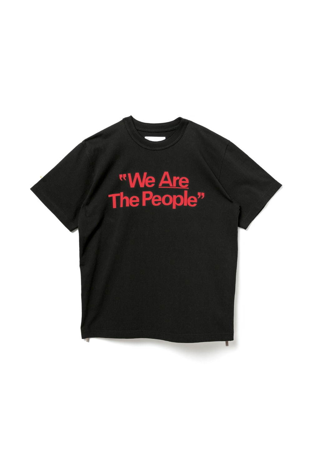 サカイの阪急メンズ東京限定Tシャツ、真っ赤なフロッキーロゴ＆サイドジップをデザインした1着｜写真1