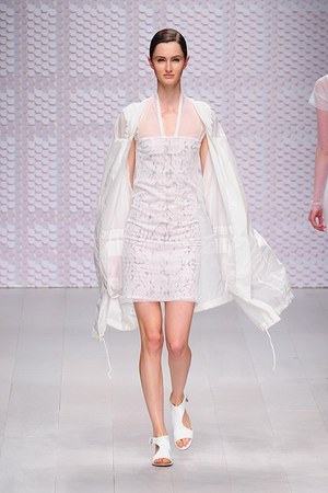 DAKS(ダックス) 2013年春夏ウィメンズコレクション - シックなカラーで表現する大人の夏｜写真10