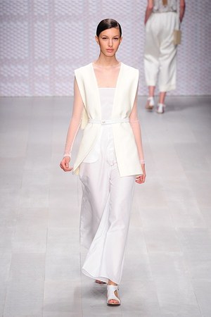DAKS(ダックス) 2013年春夏ウィメンズコレクション - シックなカラーで表現する大人の夏｜写真17