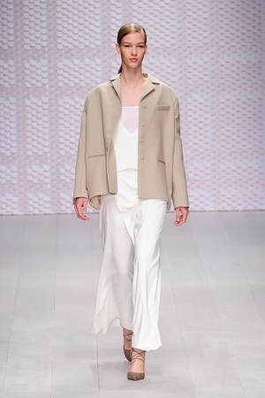 DAKS(ダックス) 2013年春夏ウィメンズコレクション - シックなカラーで表現する大人の夏｜写真23