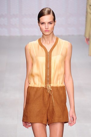 DAKS(ダックス) 2013年春夏ウィメンズコレクション - シックなカラーで表現する大人の夏｜写真28