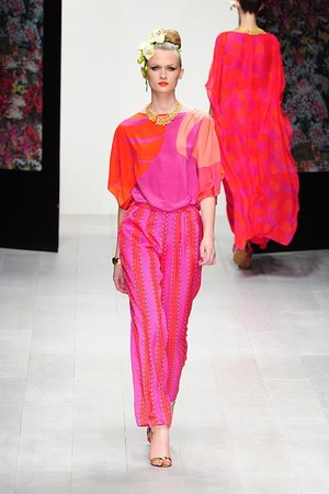 イッサロンドン(ISSA LONDON) 2013年春夏コレクション - 太陽に映える華やかプリント｜写真5