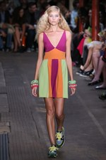 モスキーノ チープ＆シック 2013年春夏コレクション - ハッピーでカラフルなおしゃれガールズ｜写真2