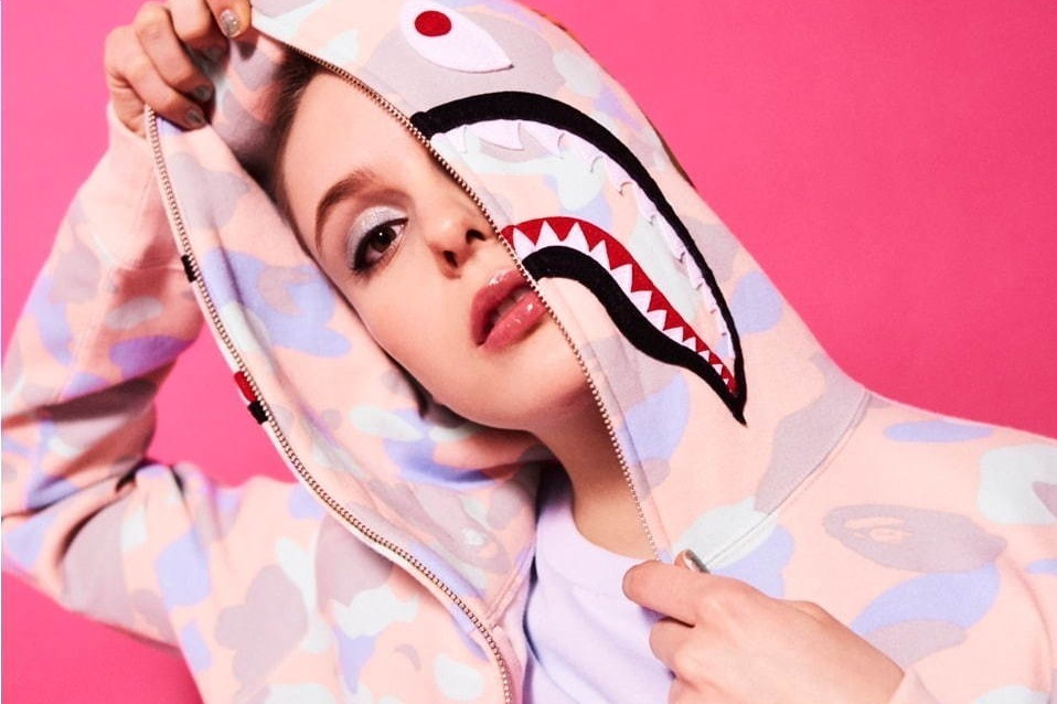 バービー×ベイプのウィメンズコレクション、ピンクのファーコートやドットカモ柄のジップフーディ