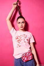 バービー×ベイプのウィメンズコレクション、ピンクのファーコートやドットカモ柄のジップフーディ｜写真3