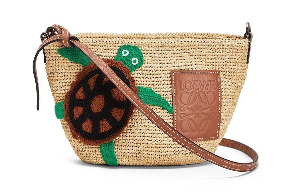 ロエベと伝説ブティック「パウラズ イビザ」コラボ第3弾、リゾート感たっぷりのウェア＆アクセサリー