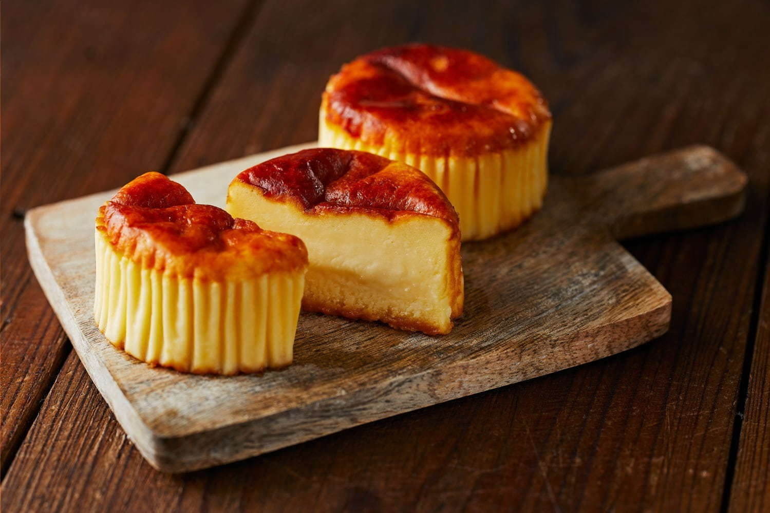 ローソン人気スイーツ「プレミアムロールケーキ VS バスチー」ミルク感UPのクリームだけでアレンジも｜写真4