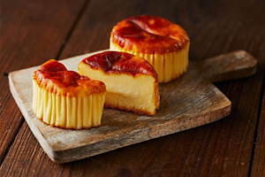 ローソン人気スイーツ「プレミアムロールケーキ VS バスチー」ミルク感UPのクリームだけでアレンジも｜写真4