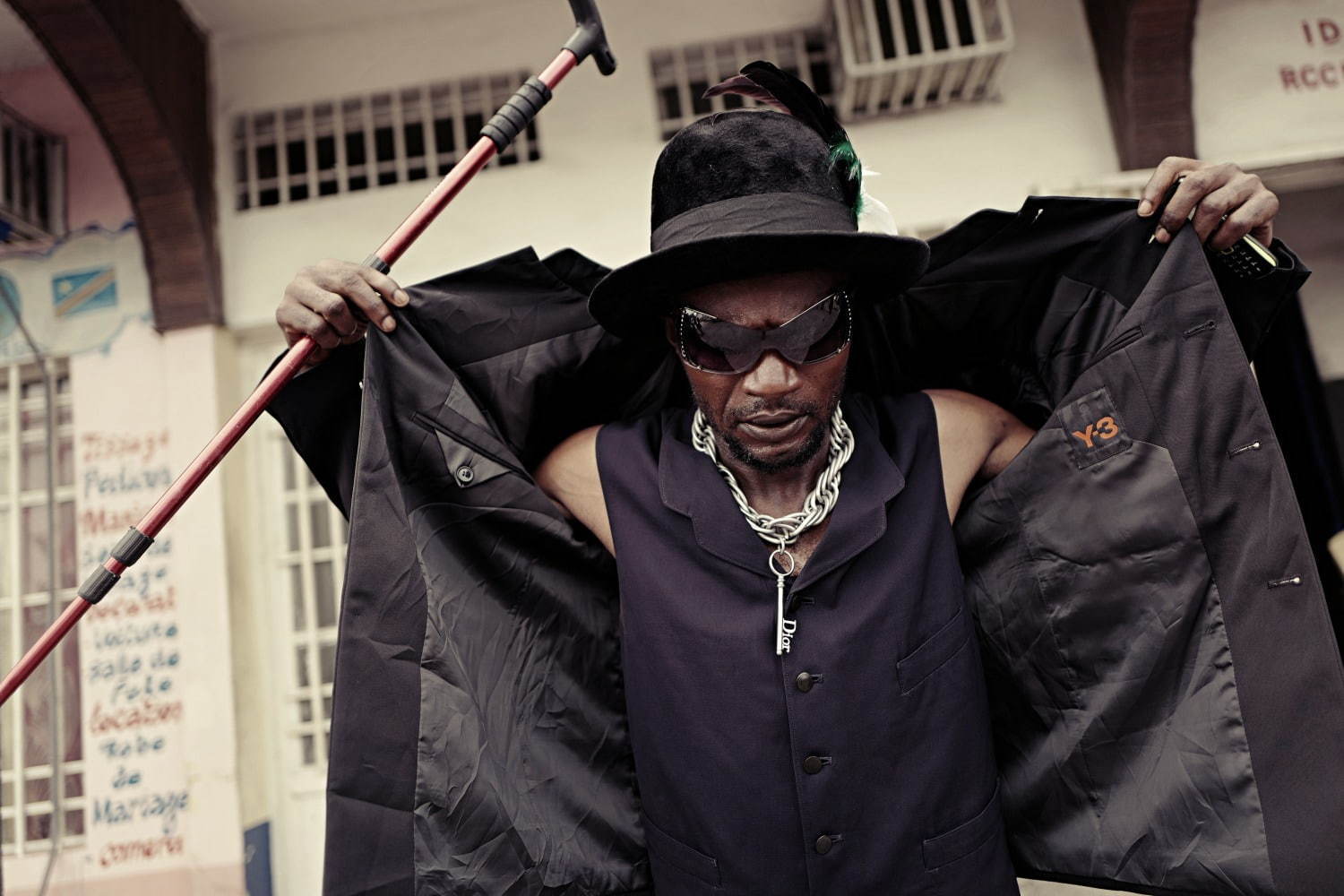 ヨウジヤマモトを纏うコンゴのファッショニスタ「サプール」の写真集『Yohjiを愛したサプール』発売｜写真2