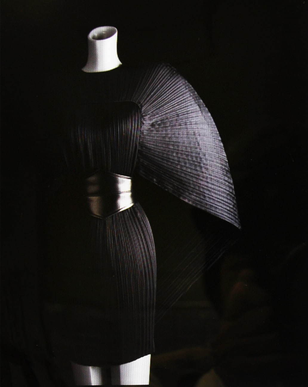 神戸ファッション美術館で、“ドレープの魔術師”デザイナー鳥丸軍雪の特別展 - ドレスなど約80点展示｜写真1