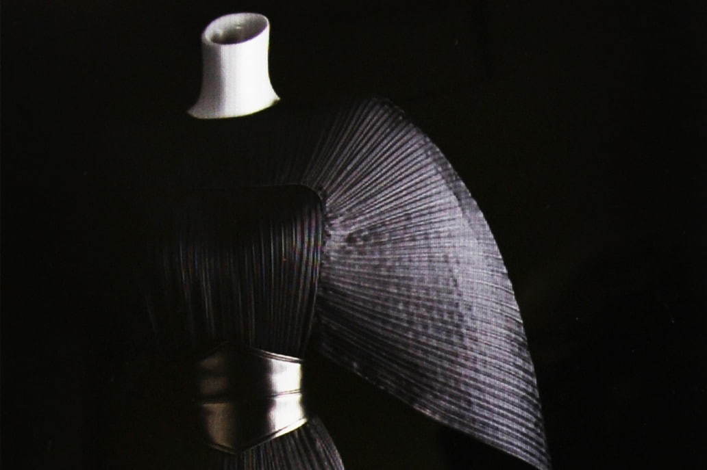 神戸ファッション美術館で、“ドレープの魔術師”デザイナー鳥丸軍雪の特別展 - ドレスなど約80点展示