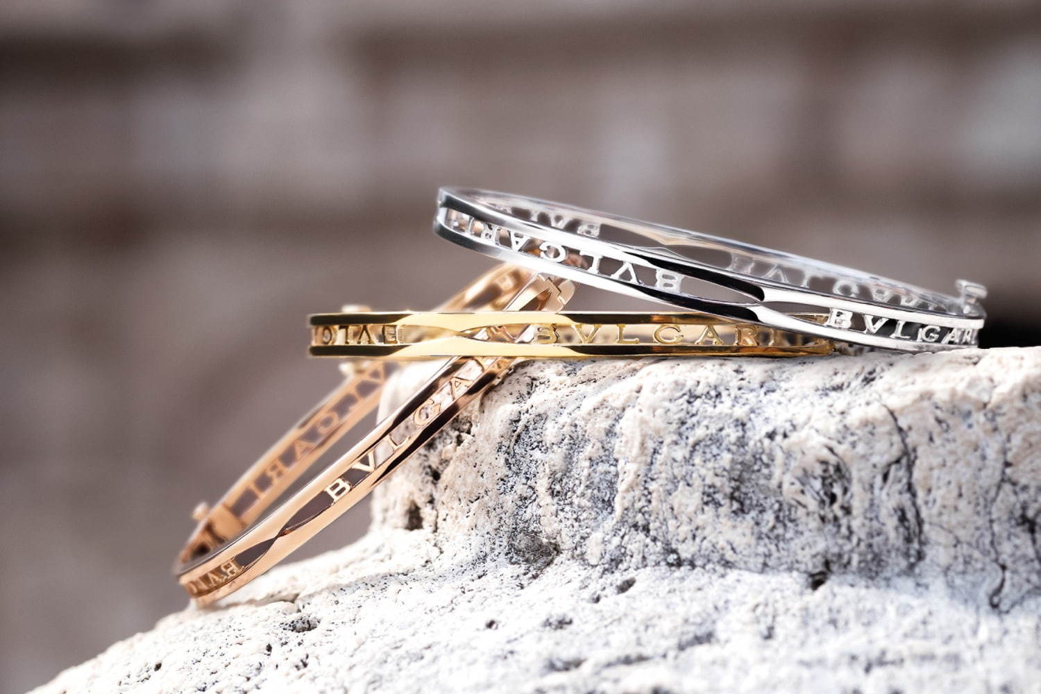 ブルガリ、コロセウムに着想したジュエリー「ビー・ゼロワン」“BVLGARI”ロゴ入り新作ブレスレット