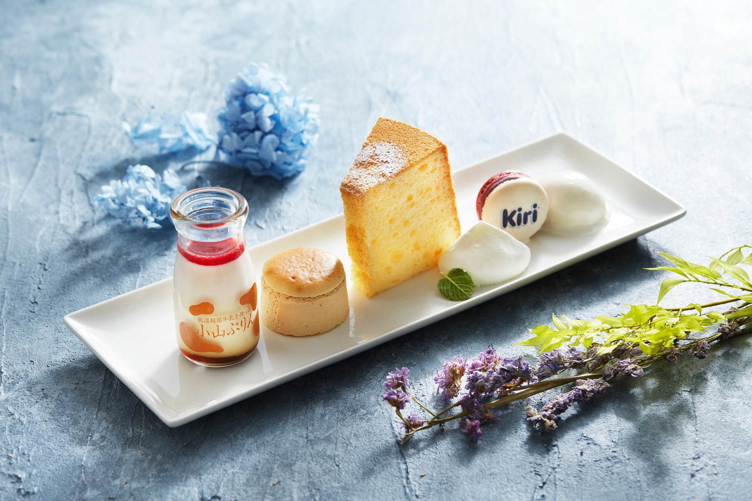 「キリ カフェ」東京・名古屋にオープン、ルビーチョコ×クリームチーズのプリンや魚料理など｜写真1