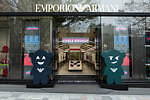 エンポリオ アルマーニの“ゲームセンター風”限定ショップ、イーグルロゴ＆マンガ ベアーのウェアなど｜写真1