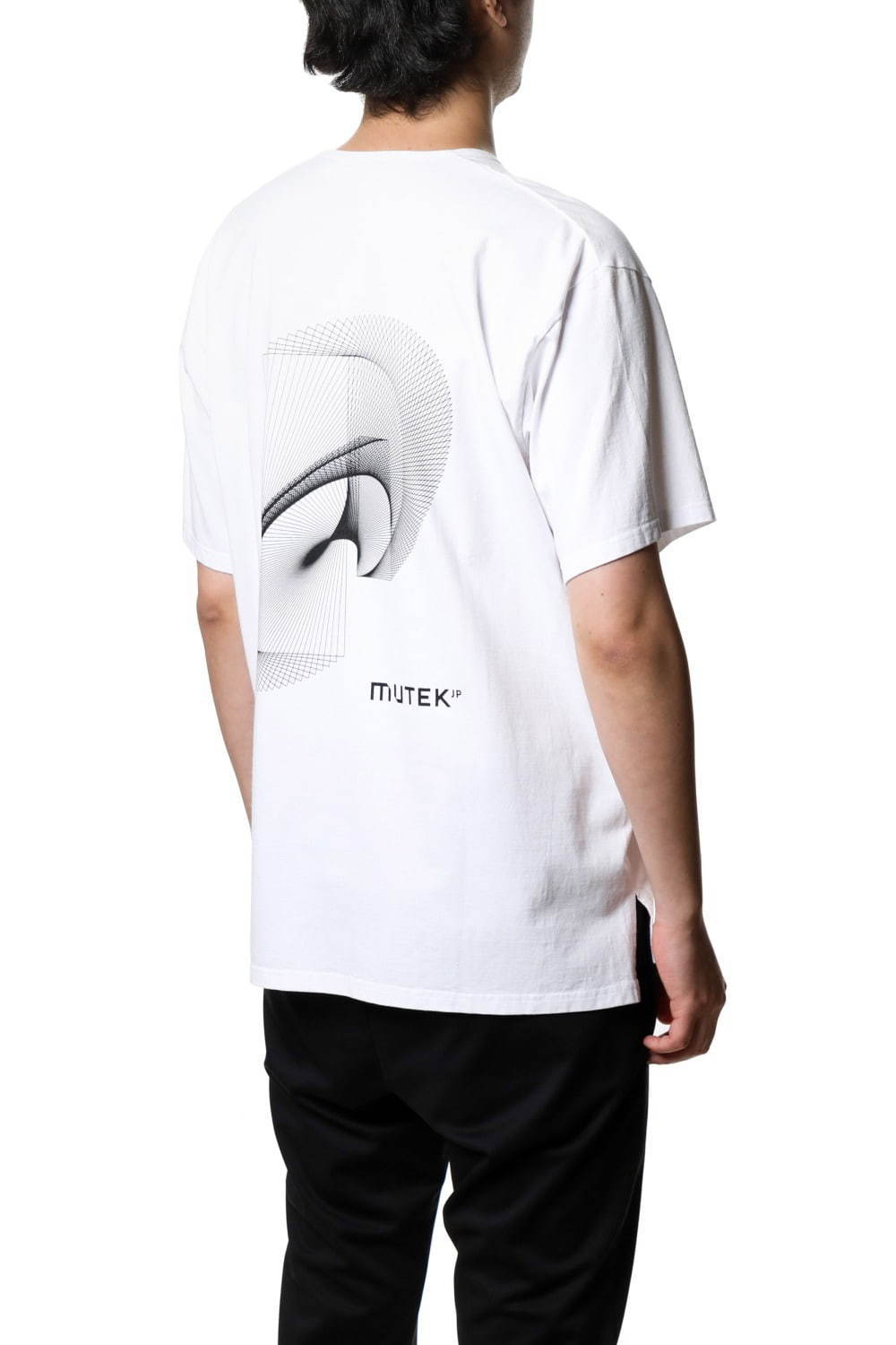 アタッチメント×MUTEK.JPのコラボTシャツ 、サイドスリットが入ったエッジィな1着｜写真5