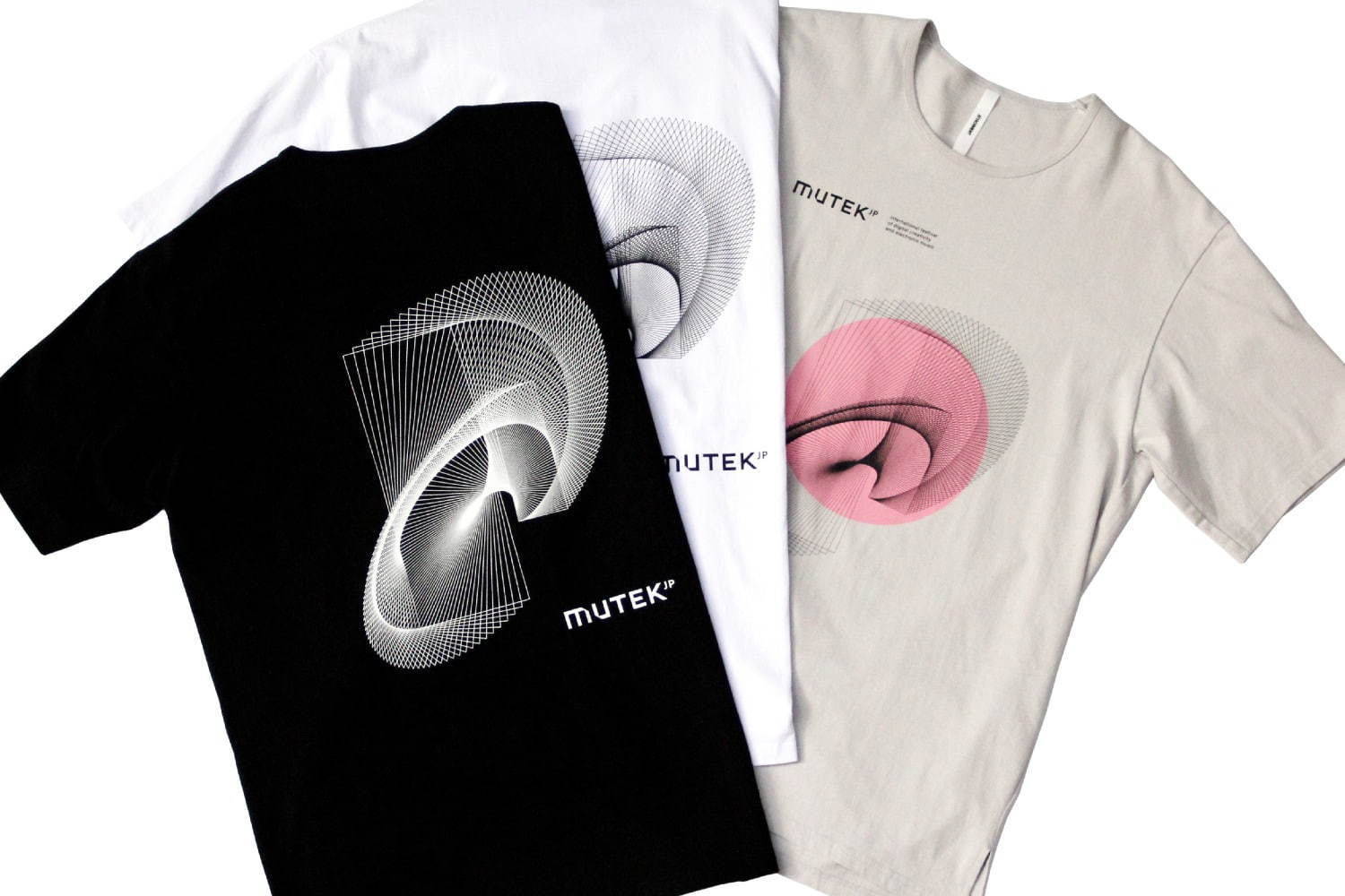 アタッチメント×MUTEK.JPのコラボTシャツ 、サイドスリットが入ったエッジィな1着｜写真1