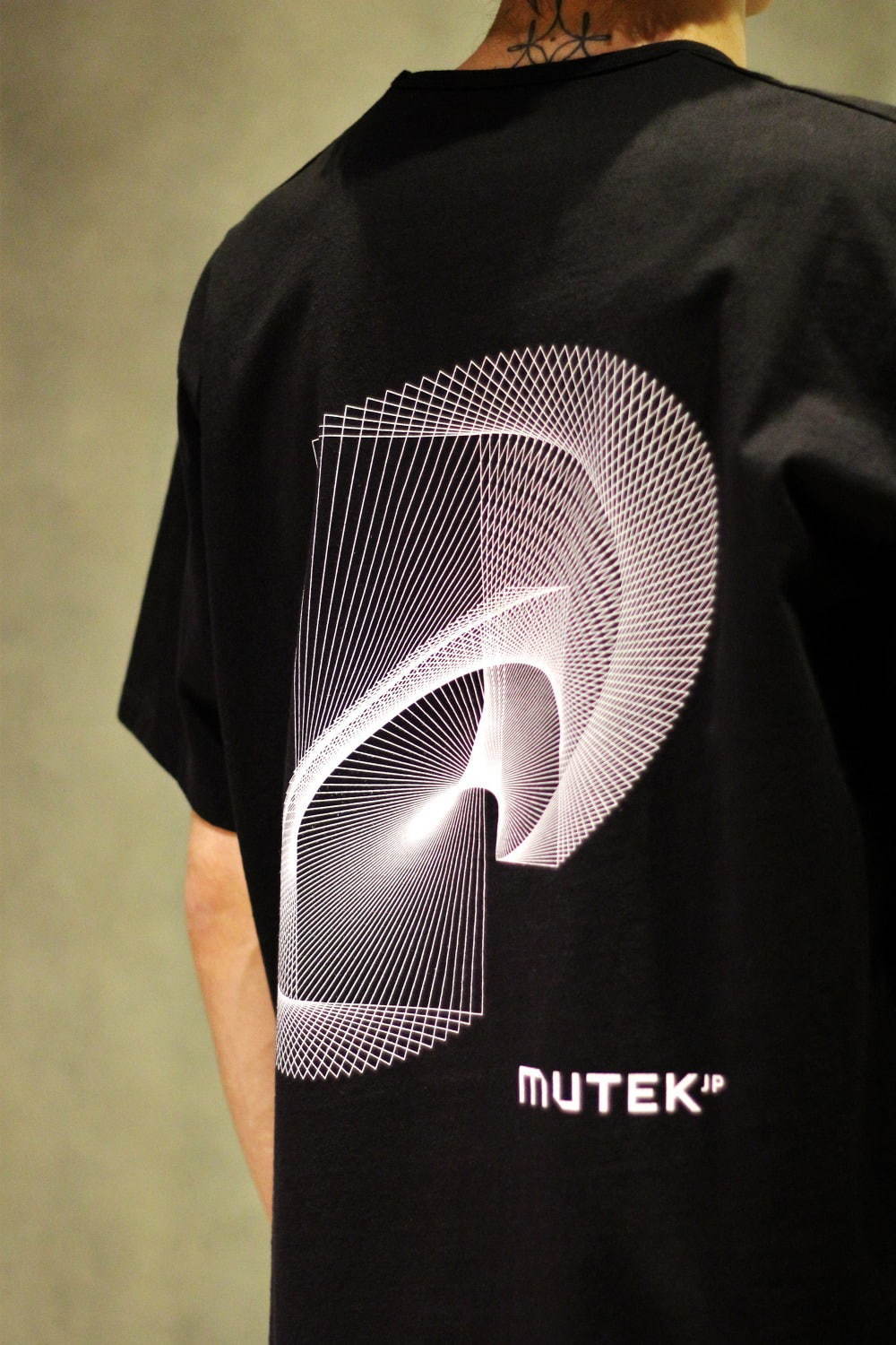 アタッチメント×MUTEK.JPのコラボTシャツ 、サイドスリットが入ったエッジィな1着｜写真4